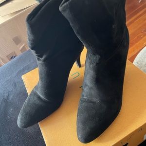 Womens black boots. Gently used. Great condition.
